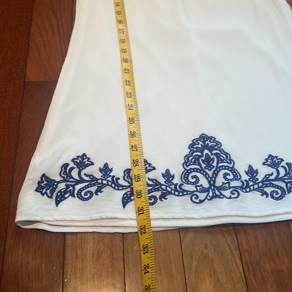 💙 Lulu’s Embroidered dress - Picture 11 of 11